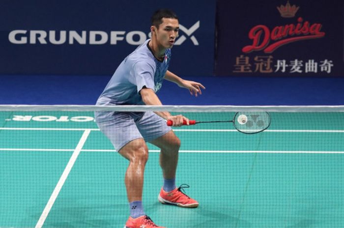 Pebulu tangkis tunggal putra Indonesia, Jonatan Christie, saat menjalani pertandingan melawan Hu Yun (Hong Kong) pada babak kesatu turnamen Denmark Terbuka di Odense Sports Park, Rabu (18/10/2017).