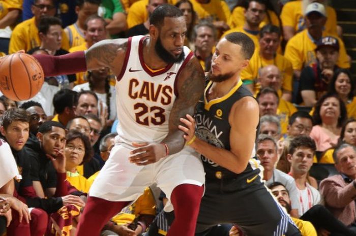  Stephen Curry (kanan) saat menjaga LeBron James (kiri) pada seri kedua laga NBA Finals 2018 yang digelar Minggu (3/6/2018) waktu Amerika Serikat. 