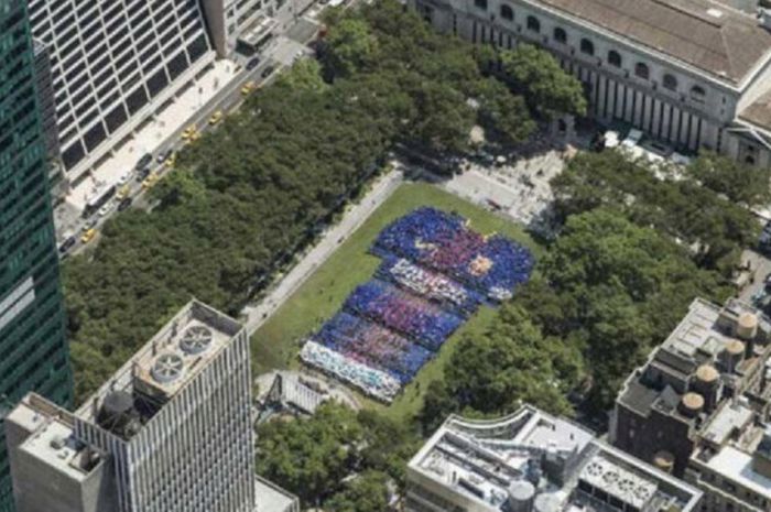 3000 Fans Barcelona Pecahkan Guinness World Records sebagai Formasi Jersey Sepak Bola Terbesar dalam Sejarah, New York (23/7/2017)