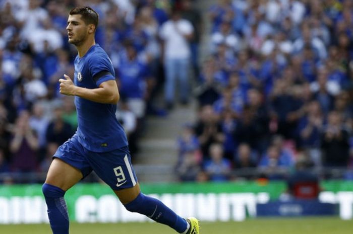 Striker Chelsea, Alvaro Morata, saat beraksi dalam laga Community Shield kontra Arsenal di Stadion Wembley, London, Inggris, pada 6 Agustus 2017.