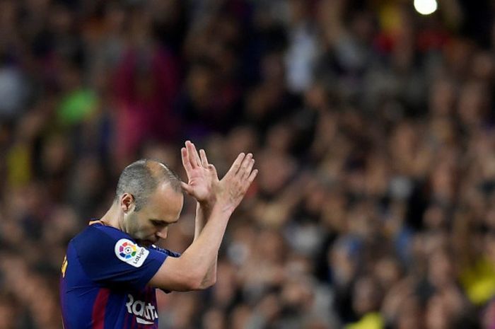 Gelandang FC Barcelona, Andres Iniesta, bertepuk tangan untuk suporter saat diganti dalam laga Liga Spanyol kontra Real Madrid di Stadion Camp Nou, Barcelona pada 6 Mei 2018.