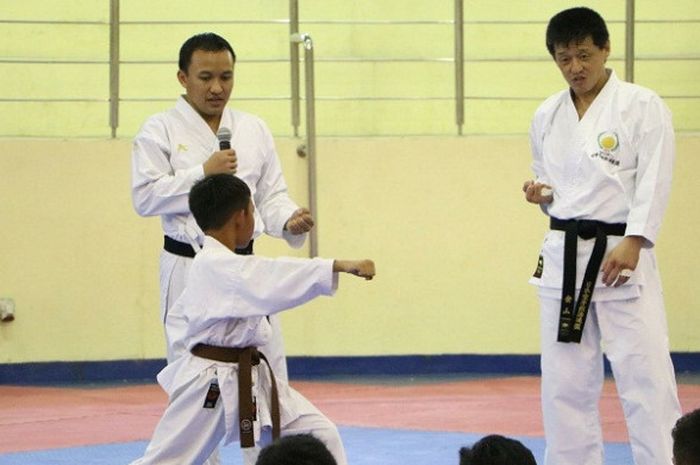 Yamaguchi Sensei (kanan) saat mengajarkan gerakan Kumite kepada atlet INKANAS Jawa Barat.