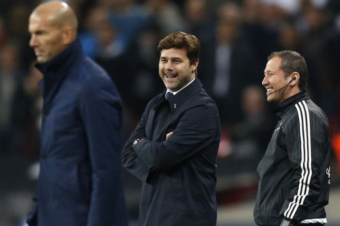 Ekspresi kegembiraan manajer Tottenham Hotspur, Mauricio Pochettino (tengah) saat bercanda dengan wasit keempat di sela-sela laga Grup H Liga Champions 2017-2018 kontra Real Madrid di Stadion Wembley, London, Inggris, pada Rabu (1/11/2017).