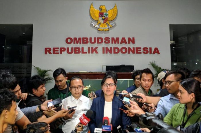 Sekjen PSSI Ratu Tisha Destria menjawab pertanyaan pers saat memenuhi panggilan Satgas Antimafia Bola di Gedung Ombudsman, Kuningan, Jakarta Selatan, Jumat (28/12/2018). 