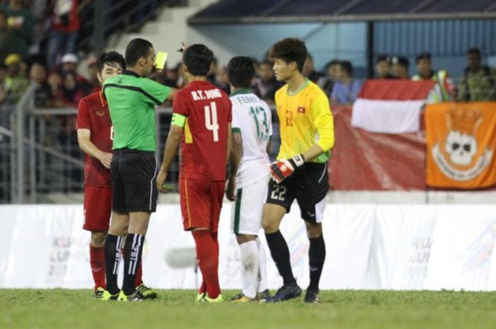 Febri Hariyadi diganjar kartu kuning saat timnas U-22 Indonesia melawan Vietnam pada partai Grup B SEA Games 2017 di Selayang Municipal Council, 22 Agustus 2017.