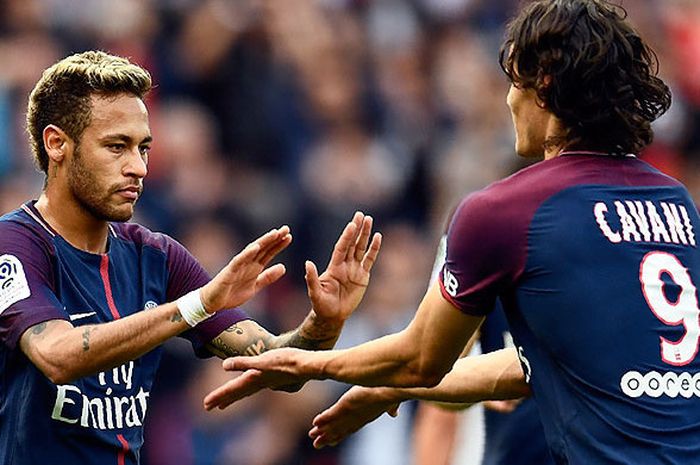 Penyerang PSG, Neymar (kiri), melakukan selebrasi bersama rekan setimnya, Edinson Cavani, seusai mencetak gol dari titik penalti ke gawang Bordeaux dalam laga lanjutan Liga Prancis 2017-2018 di Stadion the Parc des Princes, Paris, Prancis, pada 30 September 2017.