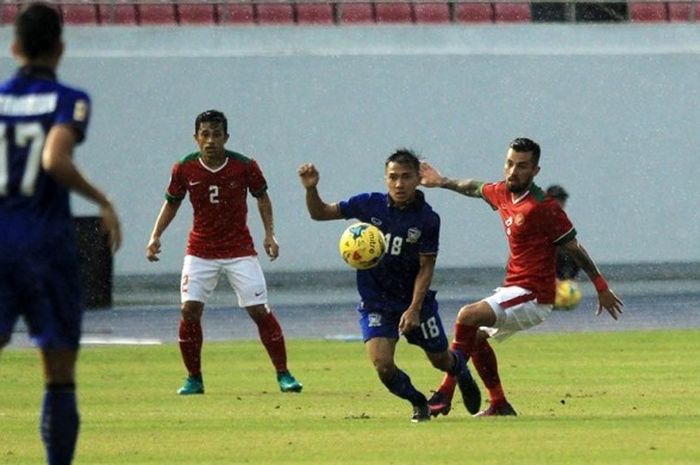 Gelandang Thailand, Chanathip Songkrasin, berduel dengan pemain timnas Indonesia, Stefano Lilipaly, pada laga perdana Piala AFF 2016, di Philippine Sports Stadium, Bocaue, Bulacan, Filipina, pada Sabtu (19/11/2016).