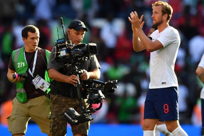 Harry Kane bertepuk tangan sebagai ungkapan terima kasih atas dukungan suporter Inggris pada pertandingan uji coba melawan Nigeria di Stadion Wembley, Sabtu (2/6/2018) waktu setempat.