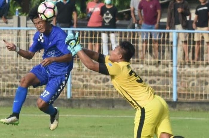 Lompatan penyerang PS Badung Bali, Ryan Egy Saputra dalam duel udara dengan kiper Persekap Kota Pasuruan, Fadhel Tresila pada laga Liga 2 musim 2017 di Stadion Gelora Samudera, Kuta, Minggu (7/5/2017). 