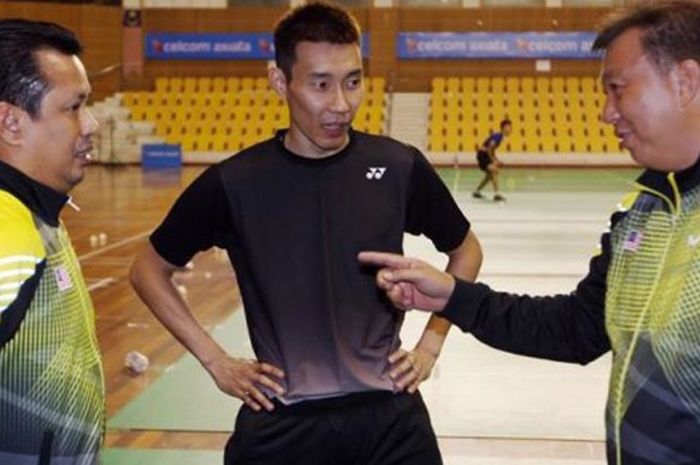 Kapten tim Piala Thomas Malaysia, Lee Chong Wei  (tengah) berbincang dengan pelatih Tey Seu Bock (kanan) dan Deputy President BAM Datuk Seri Norza Zakaria (kiri) di Juara Stadium, Bukit Kiara, Petaling Jaya, Malaysia, Selasa (10/5/2016).