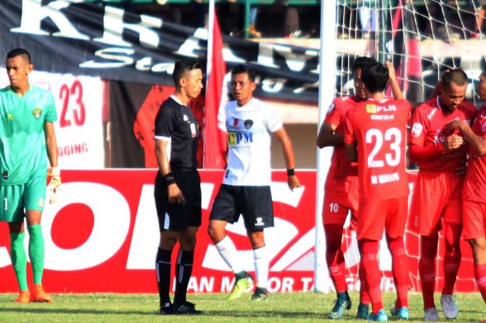 Pemain Persis Solo merayakan gol ke gawang Cilegon United di Stadion Manahan, Solo, Rabu (4/6/2018).