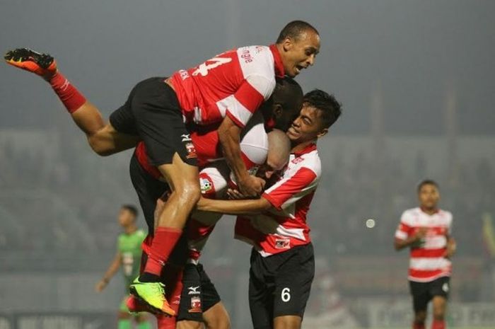 Tiga pemain Madura United: Peter Odemwingie (atas), Greg Nwokolo (dua dari atas), dan Andik Rendika 