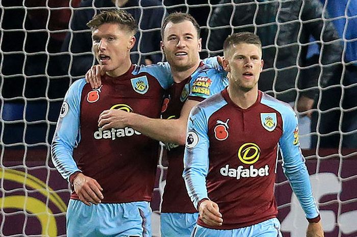 Gelandang Burnley, Jeff Hendrick (kiri), melakukan selebrasi bersama rekan setimmya usai mencetak gol ke gawang Newcastle United dalam laga lanjutan Liga Inggris 2017-2018 di Stadion Turf Moor, Burnley, pada 30 Oktober 2017.