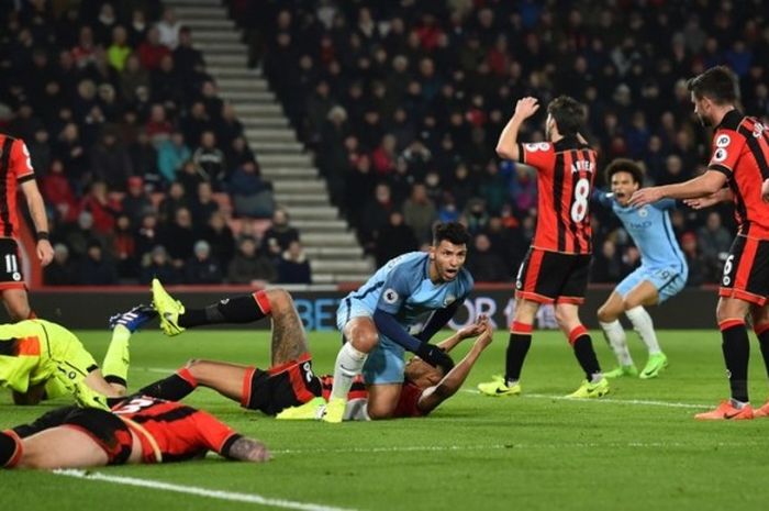 Penyerang Manchester City, Sergio Aguero (tengah), bersiap melakukan selebrasi seusai timnya mencetak gol kedua ke gawang Bournemouth dalam laga Premier League di Stadion Vitality, Bournemouth, Inggris, 13 Februari 2017.