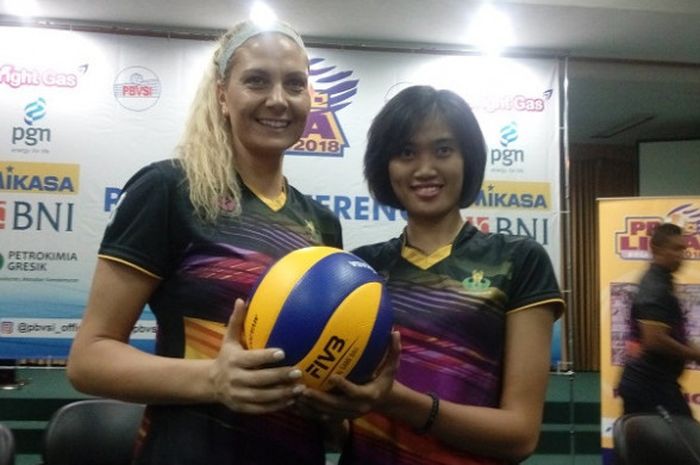 Kapten tim Gresik Petrokimia, Bunga Mita sari (kanan) dan pemain asing asal Turki, Yeliz Basa, saat jumpa pers seri ketiga Proliga 2018 di Wisma Kebomas Gresik, Kamis (1/2/2018).