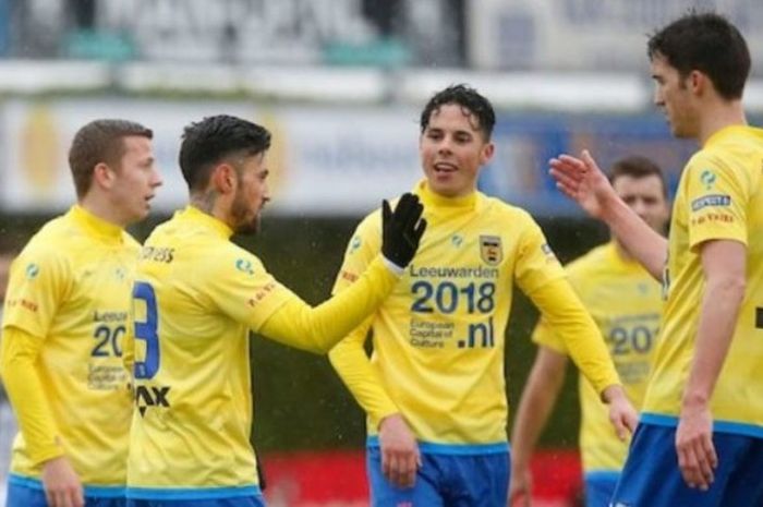 Stefano Lilipaly (kedua dari kiri) merayakan gol Cambuur SC ke gawang Achilles 29 pada partai lanjutan Eerste Divisie di Stadion Sportpark De Heikant, Minggu (5/3/2017).