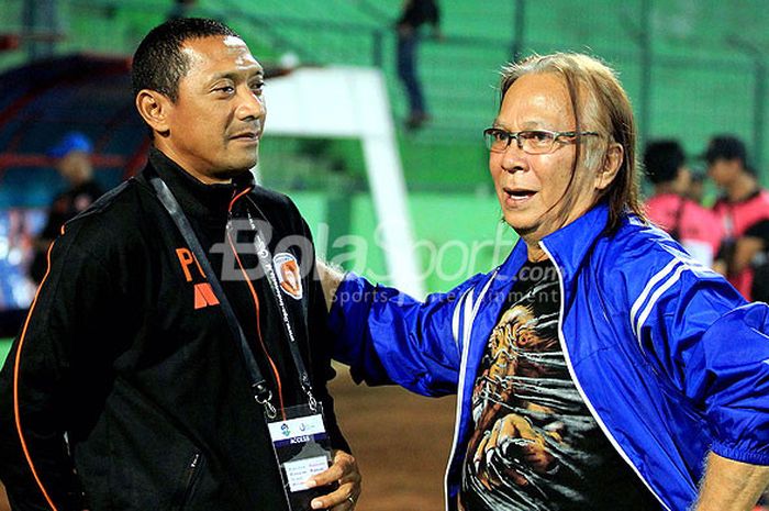  Pelatih Perseru Serui, I Putu Gede (kiri), berbincang-bingang dengan sesepuh Aremania, Ovan Tobing, saat Arema FC melawan Perseru Serui pada pekan 12 Liga 1 2018 di Stadion Gajayana Malang, Jawa Timur, Rabu (06/06/2018) malam. 