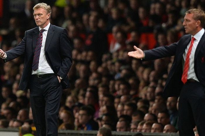 Manajer David Moyes (kiri) dan Brendan Rodgers memberikan instruksi kepada pemain masing-masing dalam laga Premier League antara Liverpool dan Manchester United di Anfield, 1 September 2013.