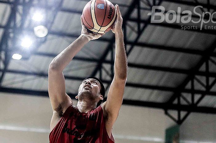  Aksi center Timnas Basket Indonesia, Christian Ronaldo Sitepu, saat menjalani latihan jelang test even Asian Games 2018 di Hall A Senayan, Jakarta, Rabu (7/2/2018)Suasana Hall Basket. Test Event akan berlangsung pada 8-12 Februari 2018. 