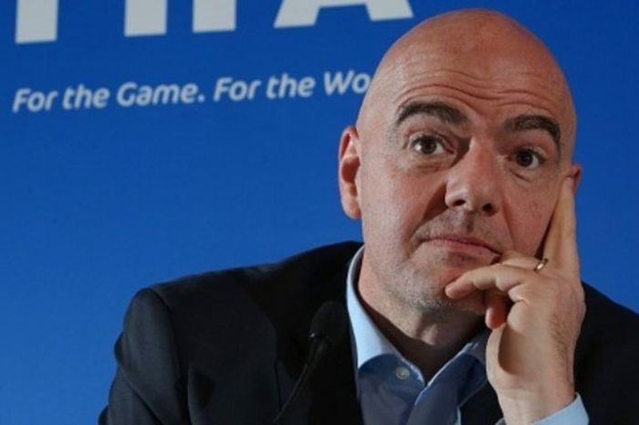 Presiden FIFA, Gianni Infantino, ketika menghadiri konferensi pers FIFA dan IFAB di St. David's Hotel, Cardiff, Wales, 4 Maret 2016.