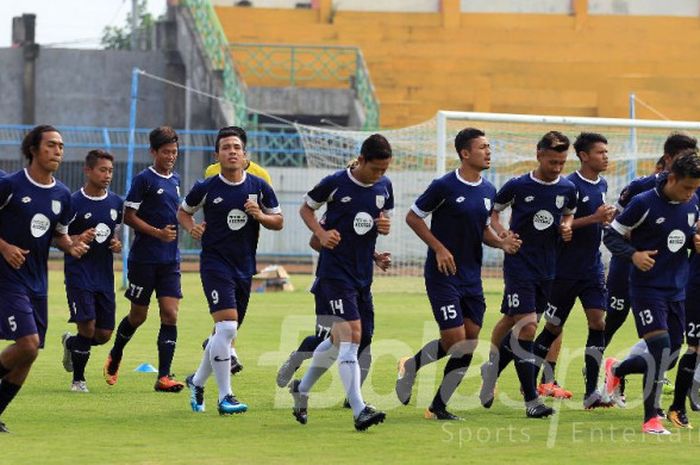 Skuat Persela Lamongan jogging pada sesi latihan tim, Minggu (7/1/2018).