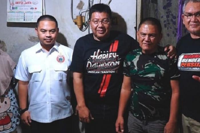 Jajaran manajemen Persija Jakarta mengunjungi rumah kediaman almarhum, Haringga Sirla, di Cengkareng, Jakarta Barat, Jumat (28/9/2018).