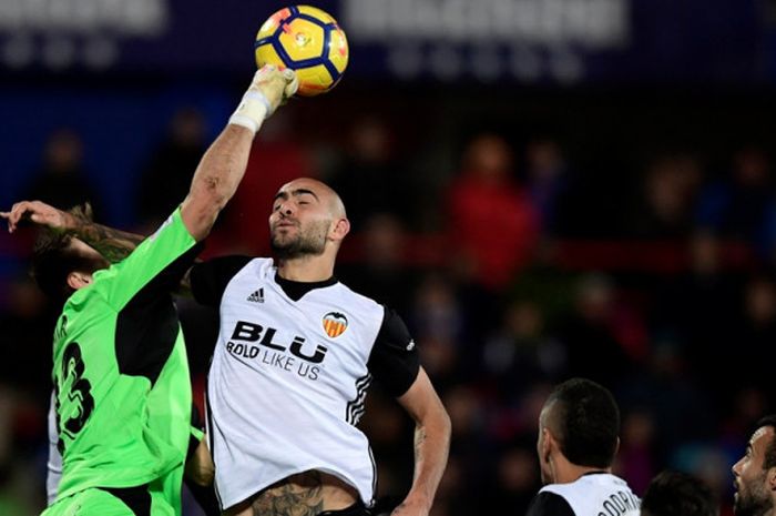 Kiper Getafe, Vicente Guaita (kiri), berduel dengan penyerang Valencia, Simone Zaza, dalam laga Liga Spanyol di Coliseum Alfonso Perez Stadium, Getafe, Spanyol pada 3 Desember 2017.