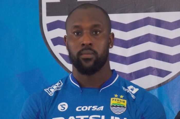 Penyerang Carlton Cole saat pertama kali diperkenalkan sebagai pemain Persib musim 2017. 