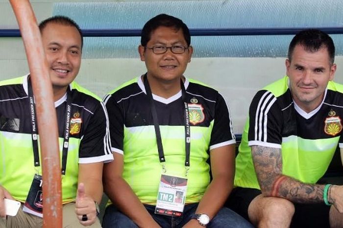 Pelatih Bhayangkara FC, Simon McMenemy (kanan) bersama Asisten Manajer AKBP Sumardji (tengah) saat mendampingi timnya berlaga kontra PS TNI pada laga Grup B Piala Presiden 2017 di Stadion Kanjuruhan, Kab Malang, Sabtu (11/2/2017) sore. 