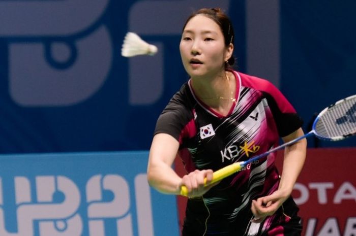 Pebulu tangkis tunggal putri Korea Selatan, Sung Ji-hyun, saat menjalani laga melawan Pusarla Venkata Sindhu (India) pada babak semifinal turnamen BWF Superseries Finals di Hamdan Sports Complex, Dubai, Uni Emirat Arab, 17 Desember 2016.