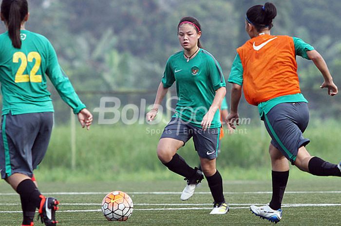 Pemain timnas putri Indonesia, Dhanielle Daphne, saat mengikuti latihan di Lapangan National Youth Training Centre, Sawangan, Depok, Jawa Barat, Selasa (6/3/2018).