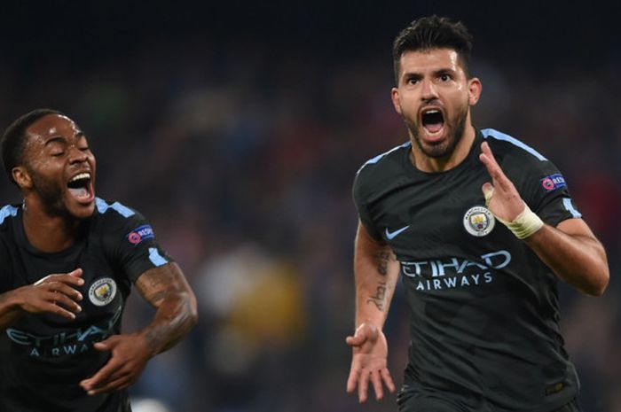 Striker Manchester City, Sergio Aguero (kanan), merayakan gol yang dia cetak ke gawang Napoli dalam laga Grup F Liga Champions di Stadion San Paolo, Naples, Italia, pada 1 November 2017.