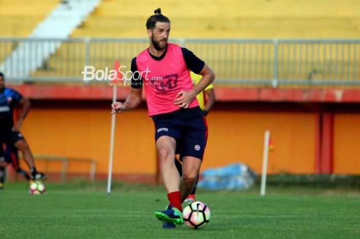 Pemain asal Serbia, Stevan Markovic, saat menjalani proses seleksi bersama Madura United.