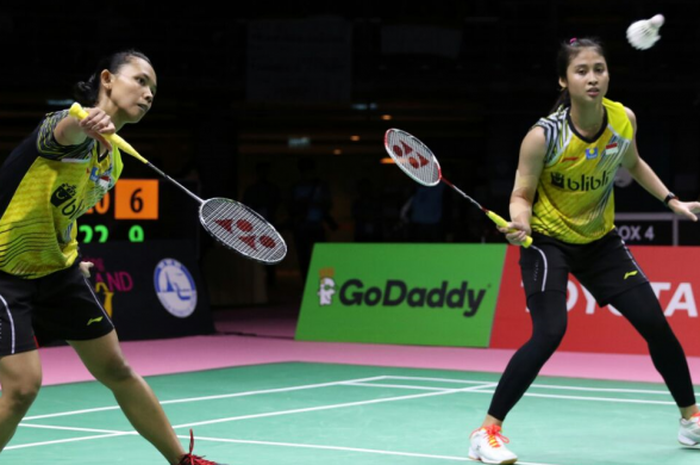 Pasangan ganda putri, Della Destiara Haris/Rizki Amelia Pradipta kalah dari Puttita Supajirakul/Sapsiree Taerattanachai pada babak perempat final Piala Uber 2018 yang digelar di Impact Arena, Bangkok, Thailand, Kamis (24/5/2018)