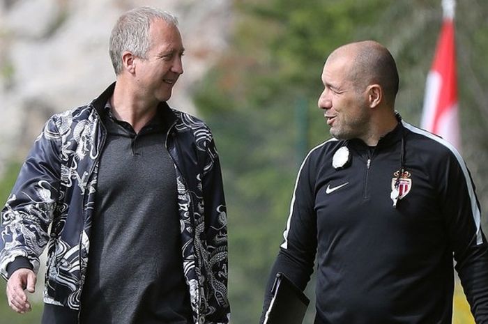 Pelatih AS Monaco, Leonardo Jardim (kanan), berbincang dengan wakil presiden klub AS Monaco, Vadim Vasilyev, dalam sesi latihan menjelang laga Liga Champions 2016-2017 melawan Borussia Dortmund di Stadion Louis II Stadium, Monaco, (18/4/2017).