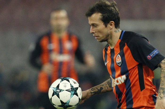  Aksi gelandang Shakhtar Donetsk, Bernard, pada laga Liga Champions kontra Napoli, (21/11/2017) di Stadion San Paolo. 