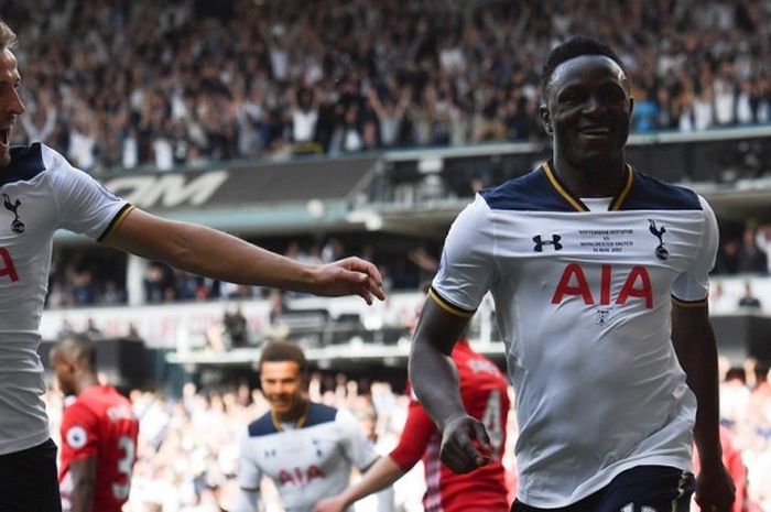 Victor Wanyama merayakan gol Tottenham Hotspur ke gawang Manchester United pada partai lanjutan Premier League - kasta teratas Liga Inggris - di Stadion White Hart Lane, Minggu (14/5/2017).