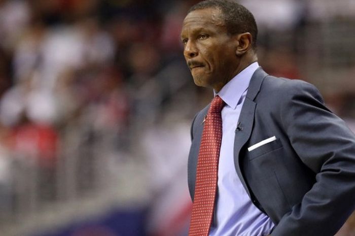  Dwane Casey saat masih melatih Toronto Raptors pada ajang NBA 2017/18. 