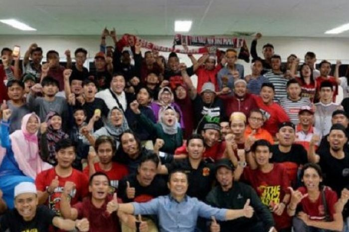 Suporter PSM Makassar yang tergabung dalam The Maczman, menggelar acara halal bi halal di kantor Tribun Timur, Senin (18/6/2018).