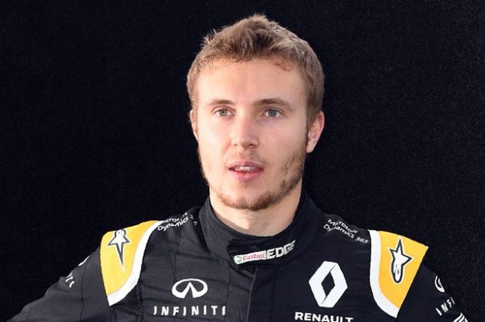 Pebalap asal Rusia, Sergey Sirotkin, berpose jelang GP Australia sebagai reserve driver di Sirkuit Melbourne Grand Prix, 23 Maret 2017.