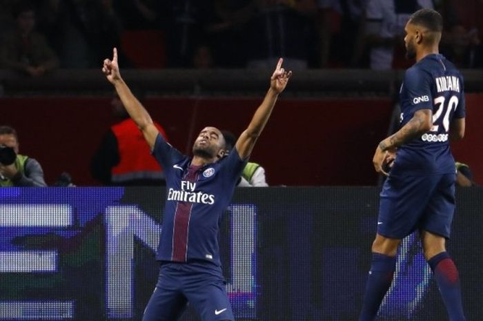 Gelandang Paris Saint-Germain, Lucas Moura (kiri), merayakan keberhasilan membobol FC Metz dalam pertandingan Ligue 1 di Parc des Princes, Paris, Prancis, 21 Agustus 2016.