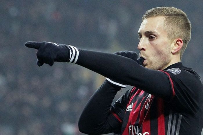 Gelandang AC Milan, Gerard Deulofeu, melakukan selebrasi seusai mencetak gol saat melawan Fiorentina dalam laga lanjutan Serie A 2016-2017 di Stadion Giuseppe Meazza, Milan, pada 19 Februari 2017.