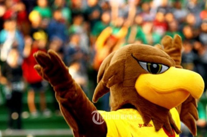 MASKOT - Maskot Sriwijaya yang bernama EMAS (Elang Maskot Sriwijaya) melintasi area stadion saat pertandingan SFC VS Martapura FC di Stadion Gelora Sriwijaya , Jakabaring , Palembang, Kamis (19/3/2015).