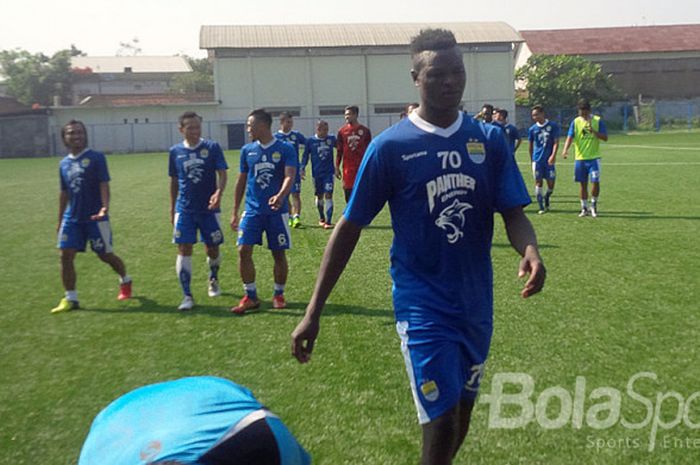 Pemain anyar Persib Bandung, Ezechiel N'Douassel , mengikuti latihan tim di Lapangan Lodaya, Bandung, pada Kamis (10/8/2017) pagi sebelum bertolak ke Malang untuk menghadapi Arema FC pada laga tandang Liga 1 2017.