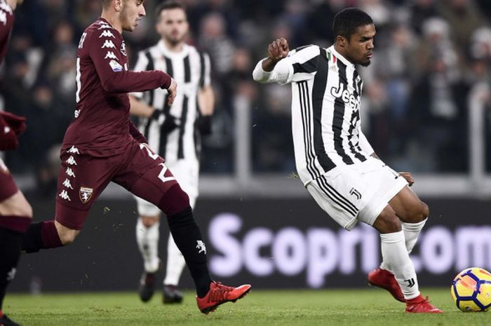 Gelandang Juventus, Douglas Costa, tampil pada laga perempat final Coppa Italia melawan Torino, di Allianz Stadium, Rabu (3/1/2018) waktu setempat.