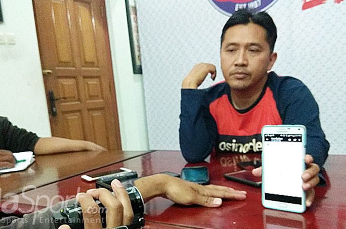 Media officer Arema FC, Sudarmaji menjelaskan kepada wartawan terkait kronologi batalnya Arema FC mengontrak striker asal Bahrain Jaycee John di kantor Arema FC Jalan Mayjen Pandjaitan no 42 Kota Malang Jumat Siang (3/8/2018).