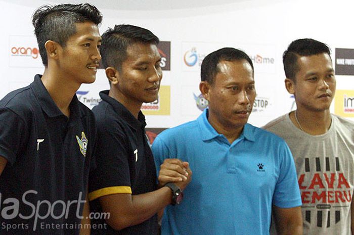 Pelatih Persegres Gresik United, Puji Handoko (dua dari kiri) berjabat tangan dengan pelatih Persigo Semeru FC Putut Wijanarko (dua dari kanan) pada sesi jumpa awak media, Rabu (25/4/2018) di Stadion Gelora Joko Samudro Gresik.