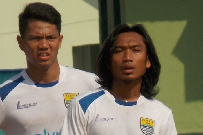 Gelandang Persib Bandung, Hariono (kanan), bersama mantan rekan satu timnya Ahmad Jufrianto.