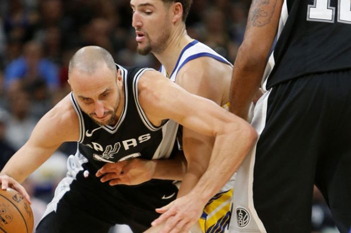 Pebasket senior San Antonio Spurs, Manu Ginobili, berupaya melewati penjagaan pemain Golden State Warriors, Klay Thompson, pada gim keempat babak kesatu play-off NBA 2018 di AT&T Center, San Antonio, Texas, Amerika Serikat, Minggu (22/4/2018). Spurs menang 103-90.