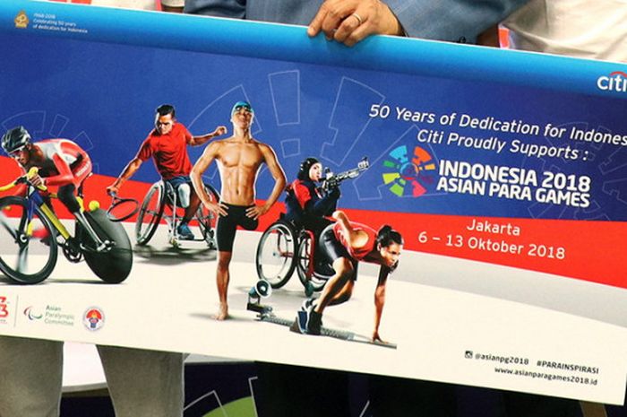  Foto perenang difabel Indonesia, Jendi Pangabean (tengah), di banner Citibank sebagai salah satu sponsor resmi Asian Para Games 2018. 